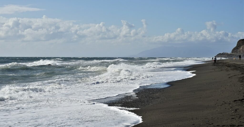 Denna bild har ett alt-attribut som är tomt. Dess filnamn är Stranden-1-1024x533.jpg